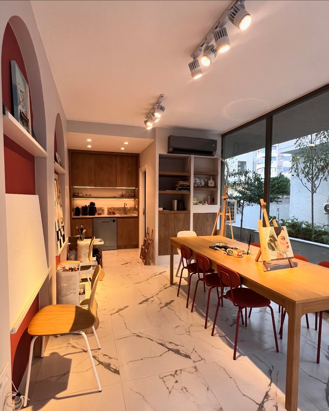 FABL Art Studio iç mekânı ve çalışma masaları