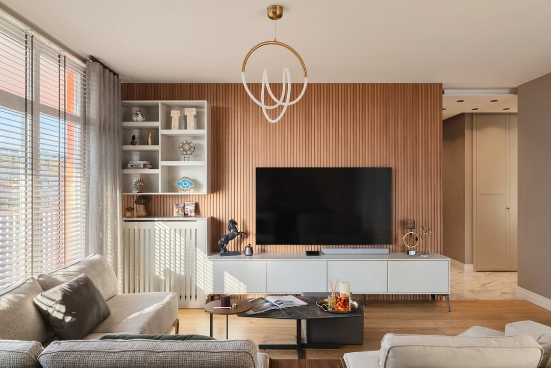FABL tarafından tasarlanan, ahşap detaylı aydınlık salon
