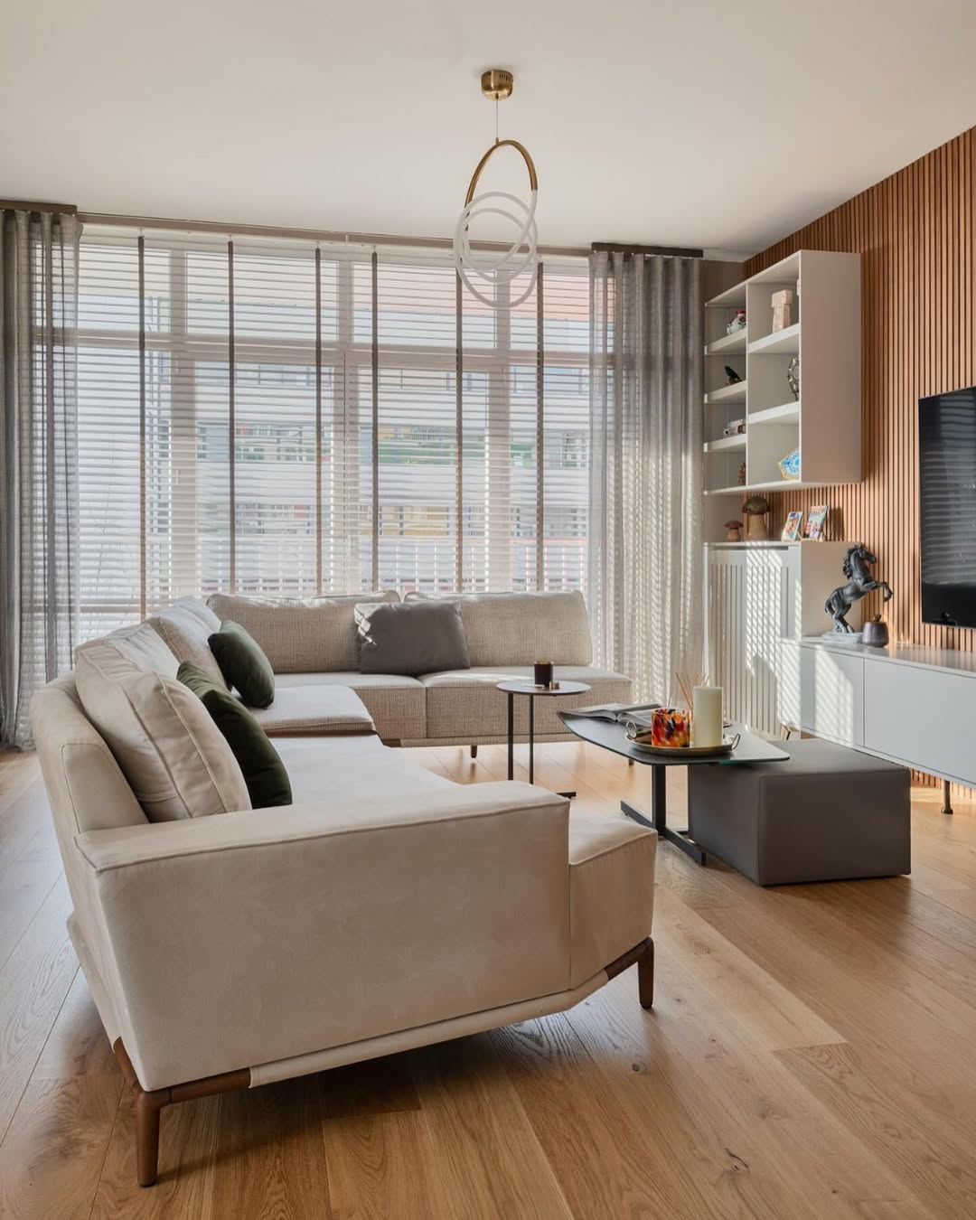Ahşap duvar detaylı, gün ışığı alan modern salon